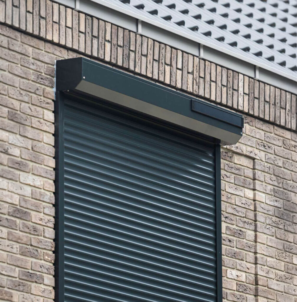 Zwarte solar rolluiken luxe aannemer De Spaan in Duiven